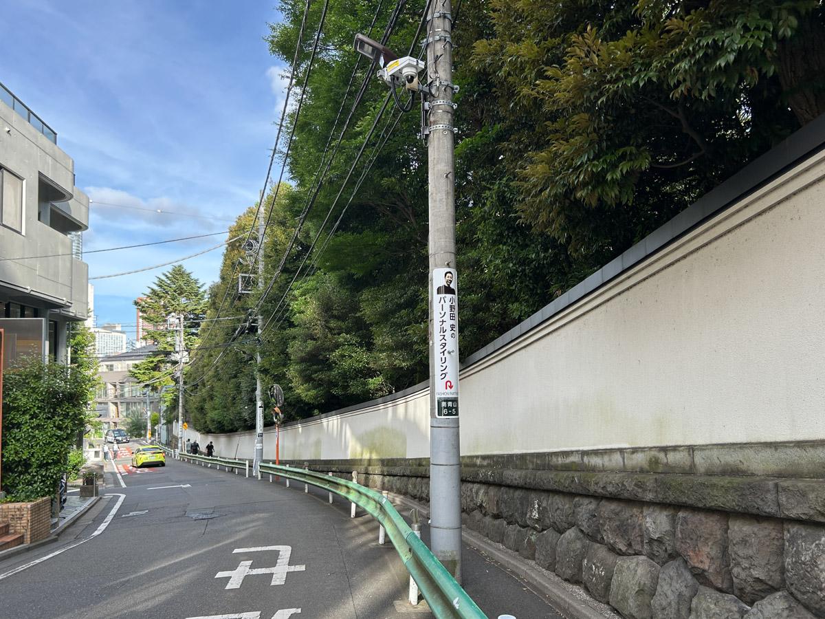 港区南青山の賃貸物件/真ん前の「北坂」。緑と風情のある外壁が続いています。