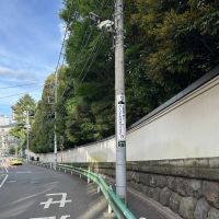 港区南青山の賃貸物件/真ん前の「北坂」。緑と風情のある外壁が続いています。