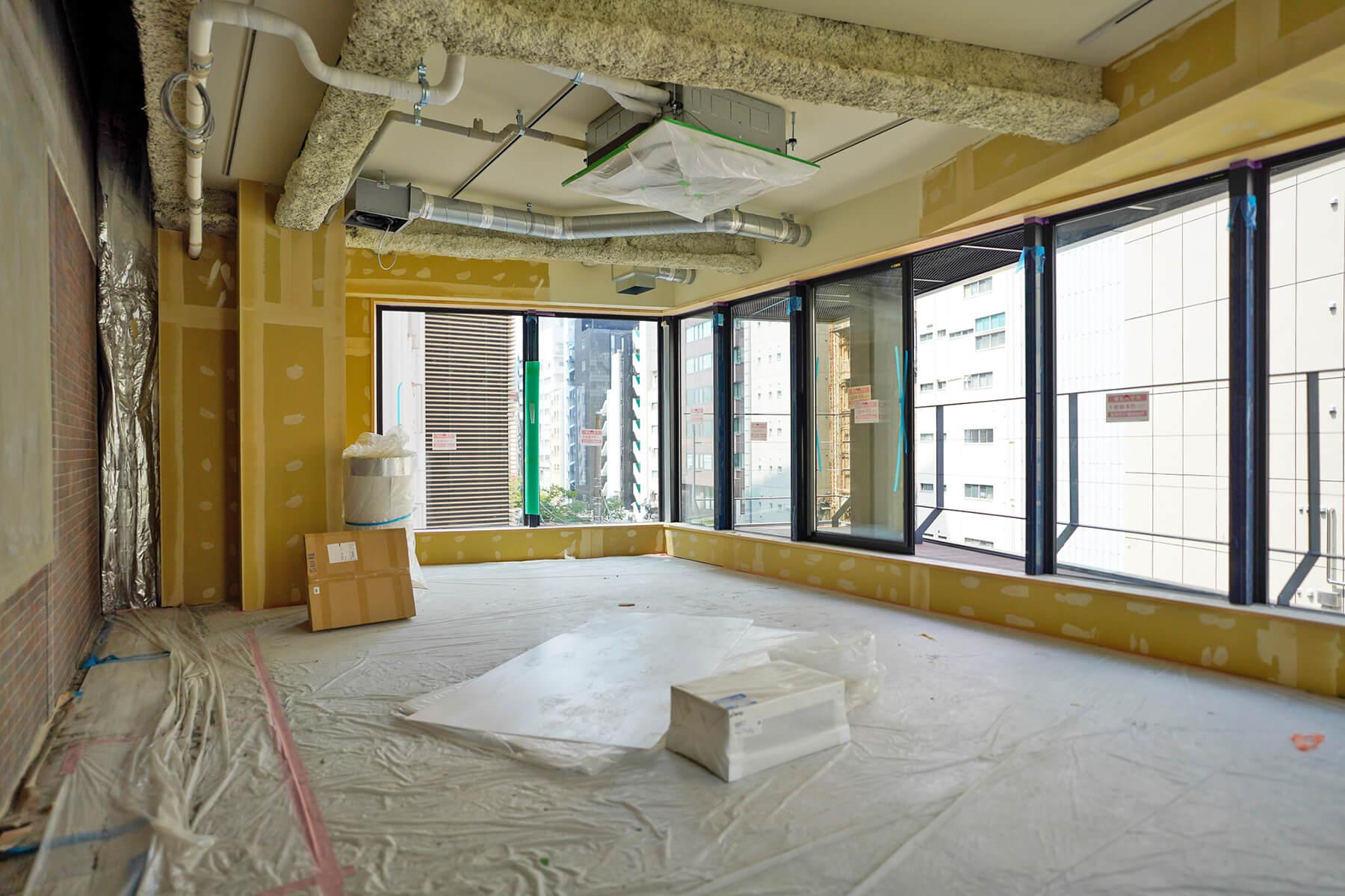 渋谷区渋谷の賃貸物件/4階事務所2の現在。窓が大きく、開放的です