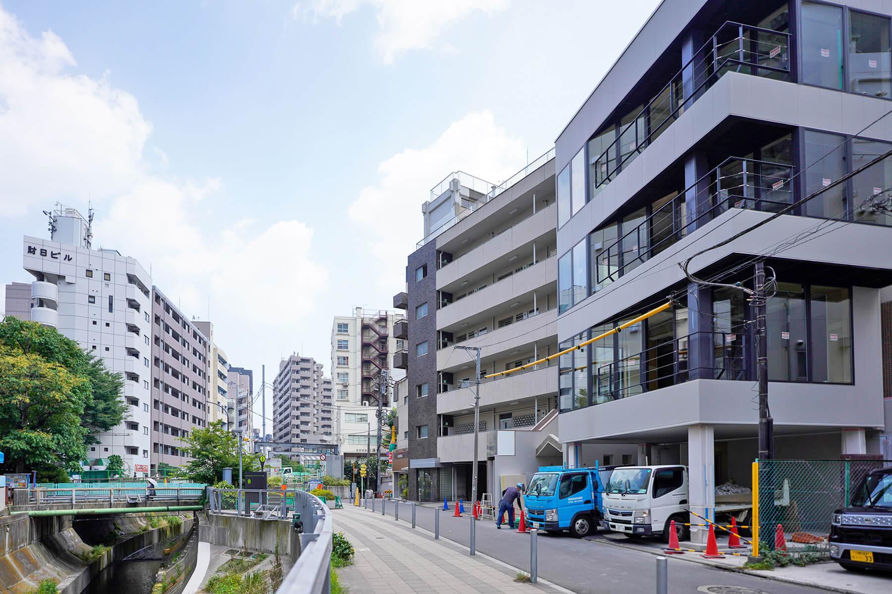 渋谷区渋谷の賃貸物件/現在の外観。植栽は工事の最終段階に行うのですが、それ以外の外観はほぼ完成しています