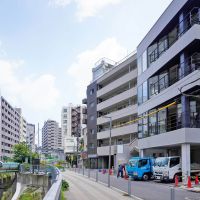 渋谷区渋谷の賃貸物件/現在の外観。植栽は工事の最終段階に行うのですが、それ以外の外観はほぼ完成しています