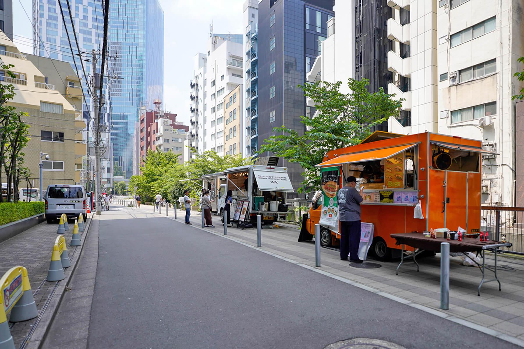 渋谷区渋谷の賃貸物件/渋谷リバーストリートはこんな感じで平日昼間にキッチンカーが並んでいます