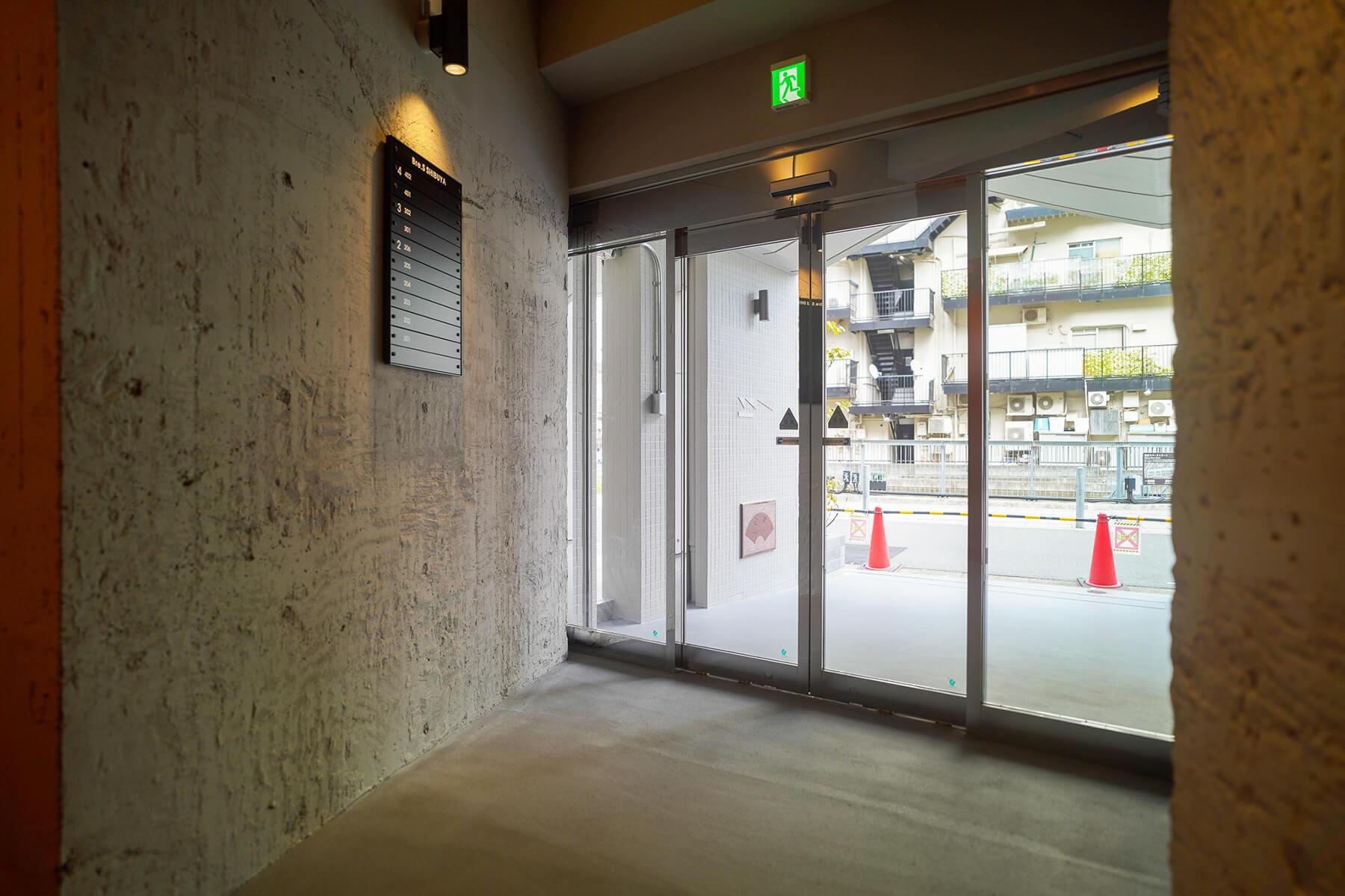 渋谷区渋谷の賃貸物件/エントランス内。リノベーションらしく、無骨な雰囲気も織り交ぜたデザイン