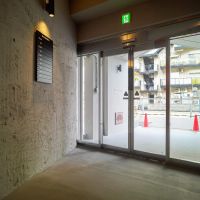 渋谷区渋谷の賃貸物件/エントランス内。リノベーションらしく、無骨な雰囲気も織り交ぜたデザイン