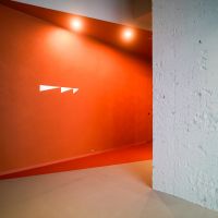 渋谷区渋谷の賃貸物件/エントランス内。視線を誘導する色使い