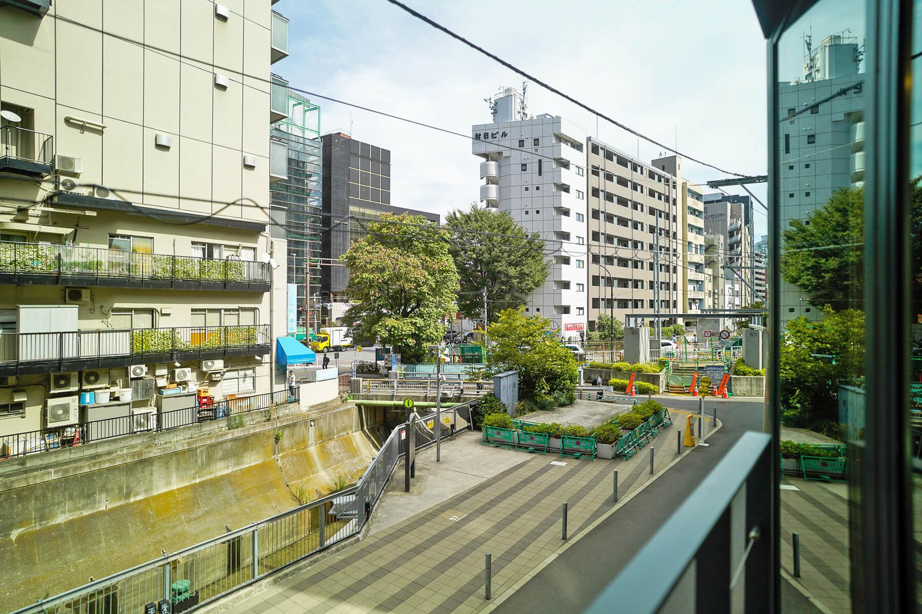 渋谷区渋谷の賃貸物件/2階事務所6のバルコニーからの景色。並木橋が見えます。3階事務所2、4階事務所2もこんな景色です