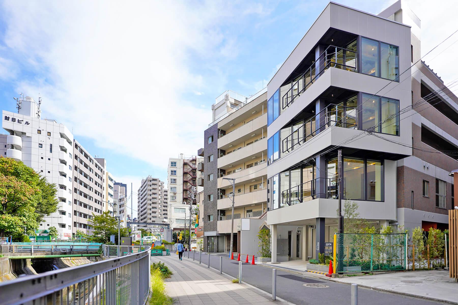 渋谷区渋谷の賃貸物件/現在の外観。植栽も入って、雰囲気が変わりました