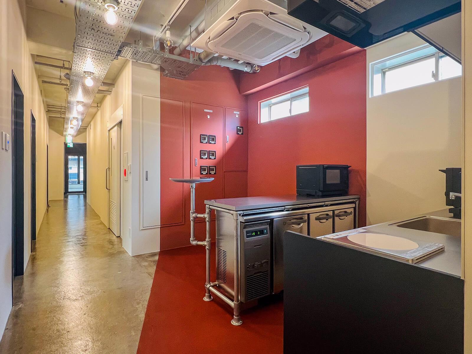 渋谷区渋谷の賃貸物件/2階の共用廊下とフリースペース。これから自販機が設置される予定です