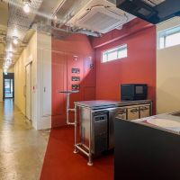 渋谷区渋谷の賃貸物件/2階の共用廊下とフリースペース。これから自販機が設置される予定です