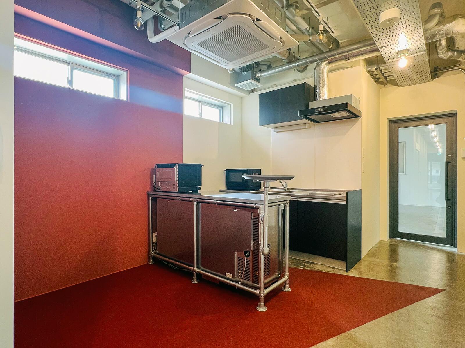 渋谷区渋谷の賃貸物件/2階のフリースペース。自販機で買ったドリンクや自分で淹れたコーヒーを飲みながら休憩することができるスタンドもあります