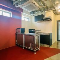 渋谷区渋谷の賃貸物件/2階のフリースペース。自販機で買ったドリンクや自分で淹れたコーヒーを飲みながら休憩することができるスタンドもあります