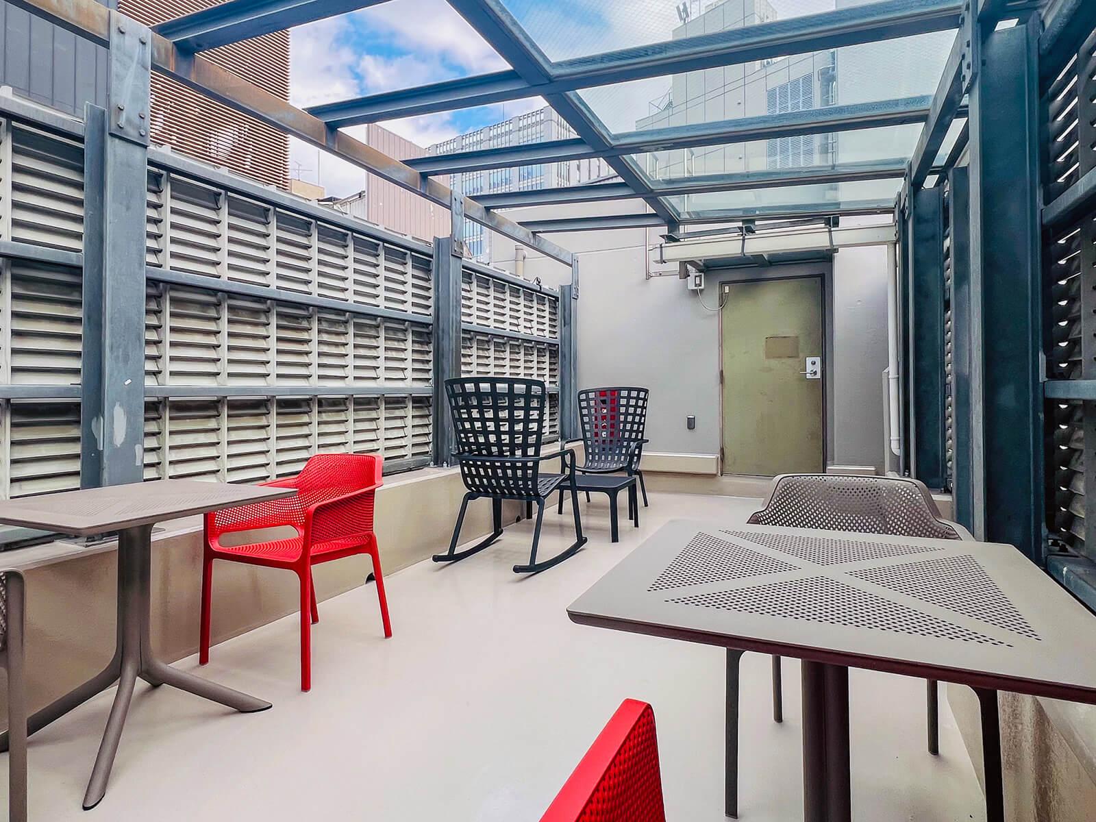 渋谷区渋谷の賃貸物件/屋上の共用部分。フリーWi-Fiが飛んでて、椅子とテーブルがあるので、気分を変えて仕事をしても良さそうです