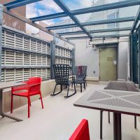 渋谷区渋谷の賃貸物件/屋上の共用部分。フリーWi-Fiが飛んでて、椅子とテーブルがあるので、気分を変えて仕事をしても良さそうです