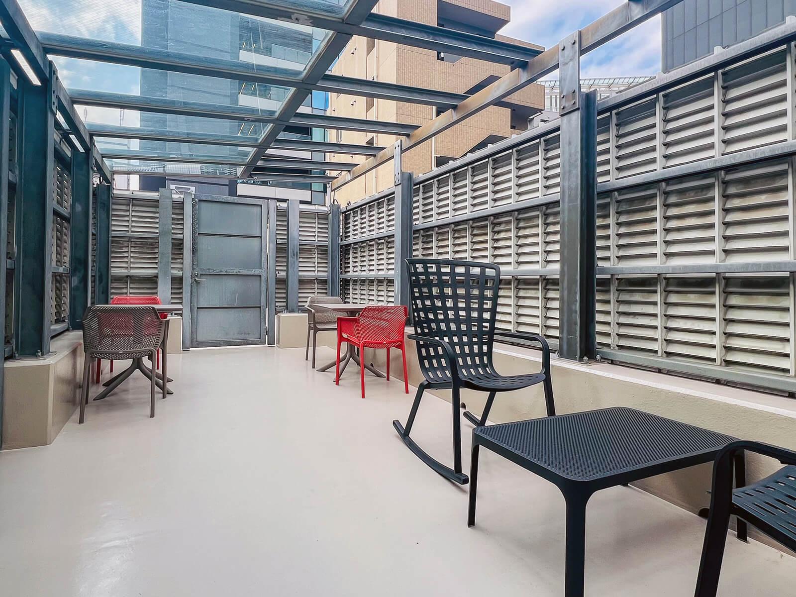 渋谷区渋谷の賃貸物件/屋上の共用部分。奥の扉の先は4階事務所1専用の屋上スペースです