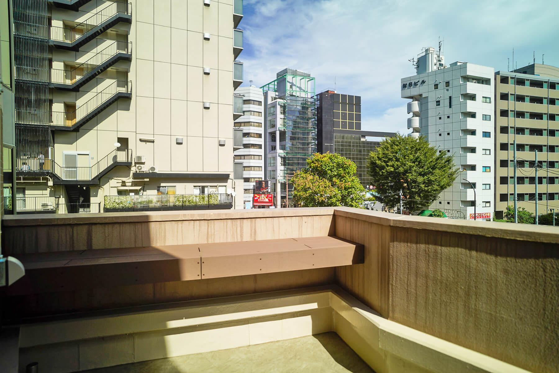 渋谷区渋谷の賃貸物件/3階事務所1専用のルーフバルコニー。一角にテーブルを作ったので、仕事スペースとして使用可能です。もちろん、照明と外部電源があります
