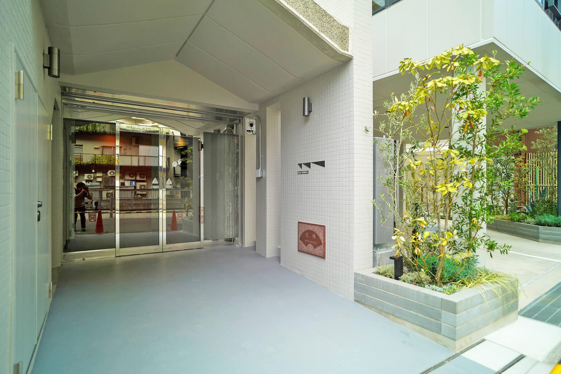 渋谷区渋谷の賃貸物件/エントランス。植栽もいい雰囲気です