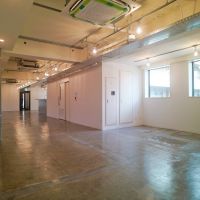 渋谷区渋谷の賃貸物件/室内の南側に大きな窓があるので、明るい雰囲気です