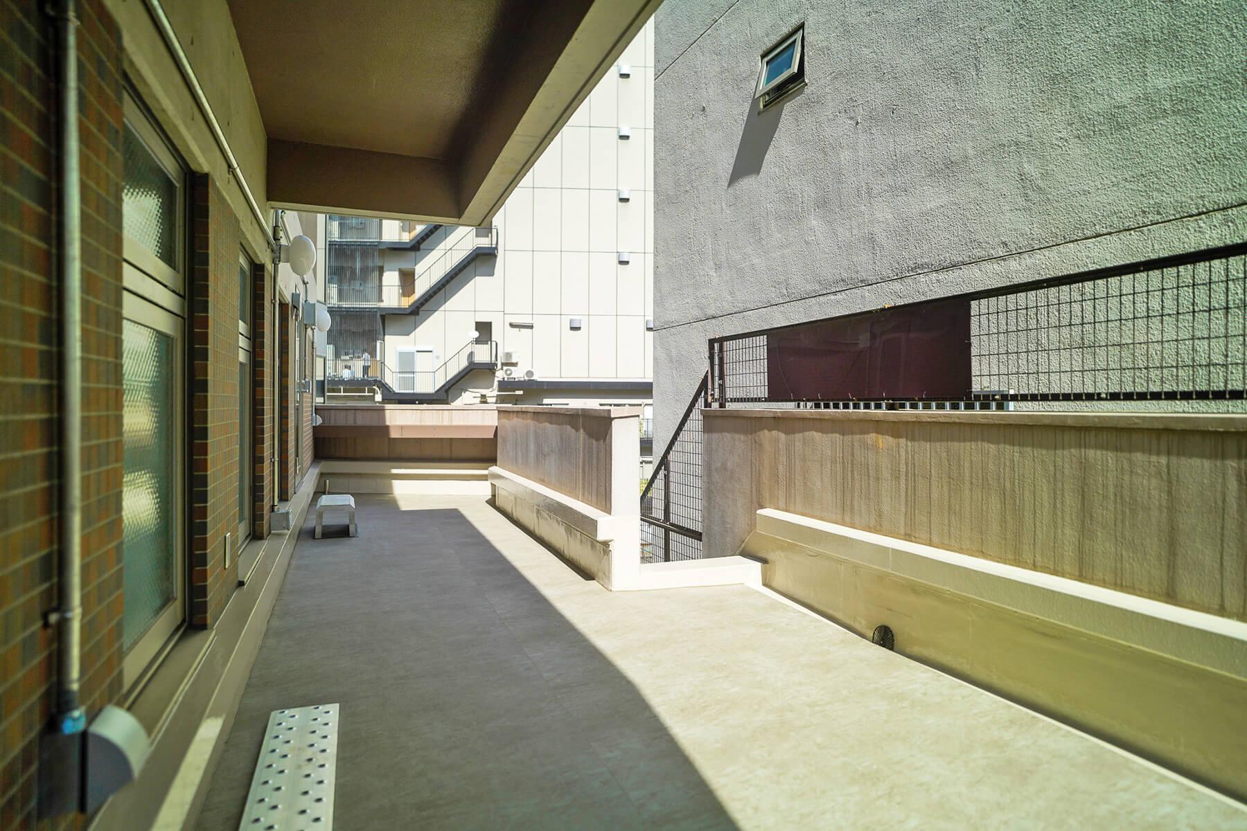 渋谷区渋谷の賃貸物件/3階事務所1専用のルーフバルコニー。椅子やテーブルを出して、息抜きのスペースまたは気分を変えて仕事をしたい方は重宝しそうです