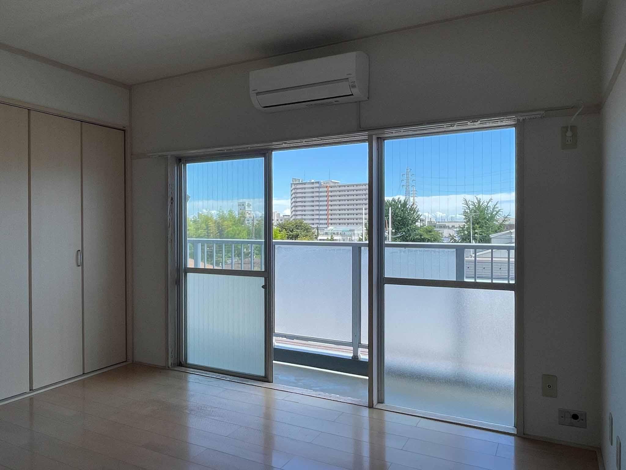 杉並区和泉の賃貸物件/南側の部屋。シンプルな内装が外の景色を邪魔しません