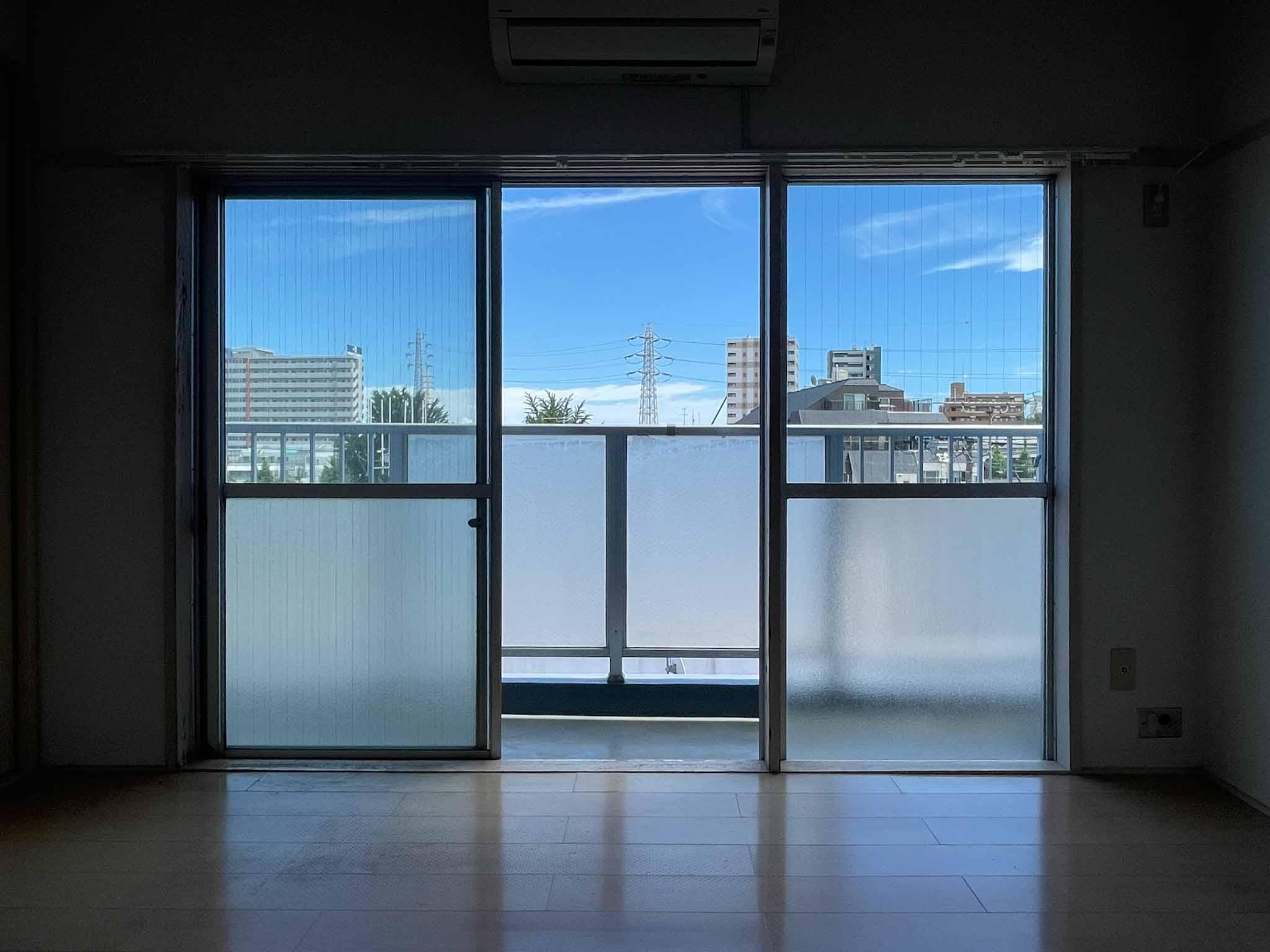 杉並区和泉の賃貸物件/3枚の窓から日の光もしっかり入ってくる。床に座ったら、こんな見え方です