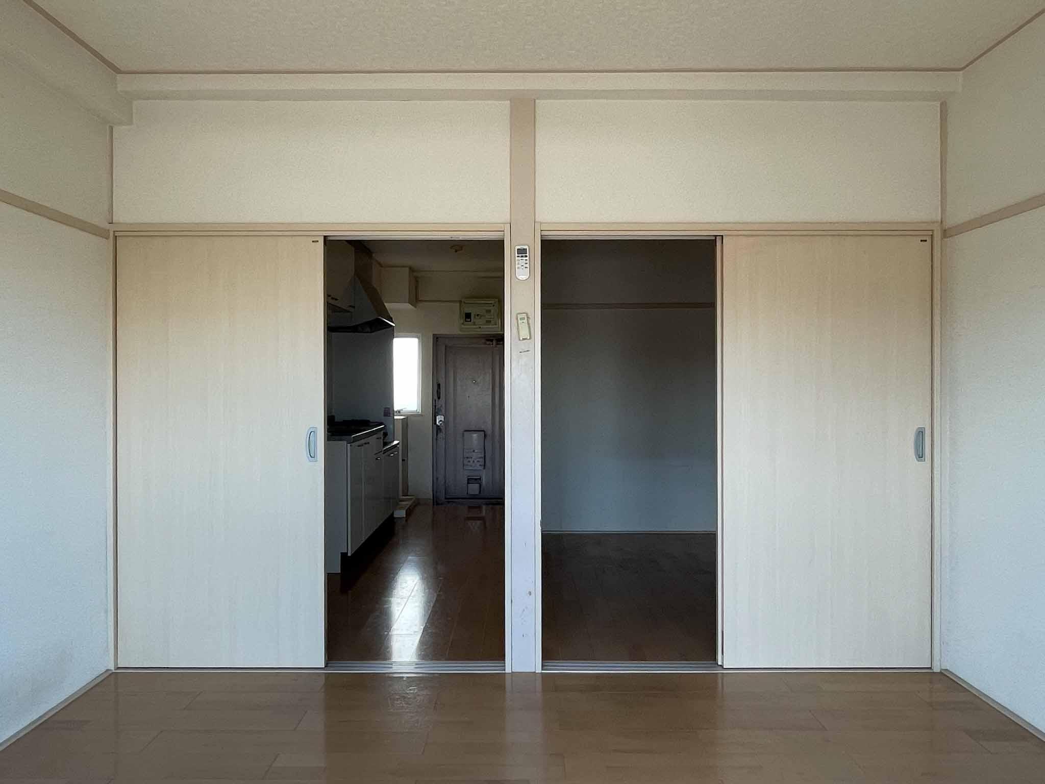 杉並区和泉の賃貸物件/ベランダから北に向かって。風を通す時に引き戸を開け閉めします