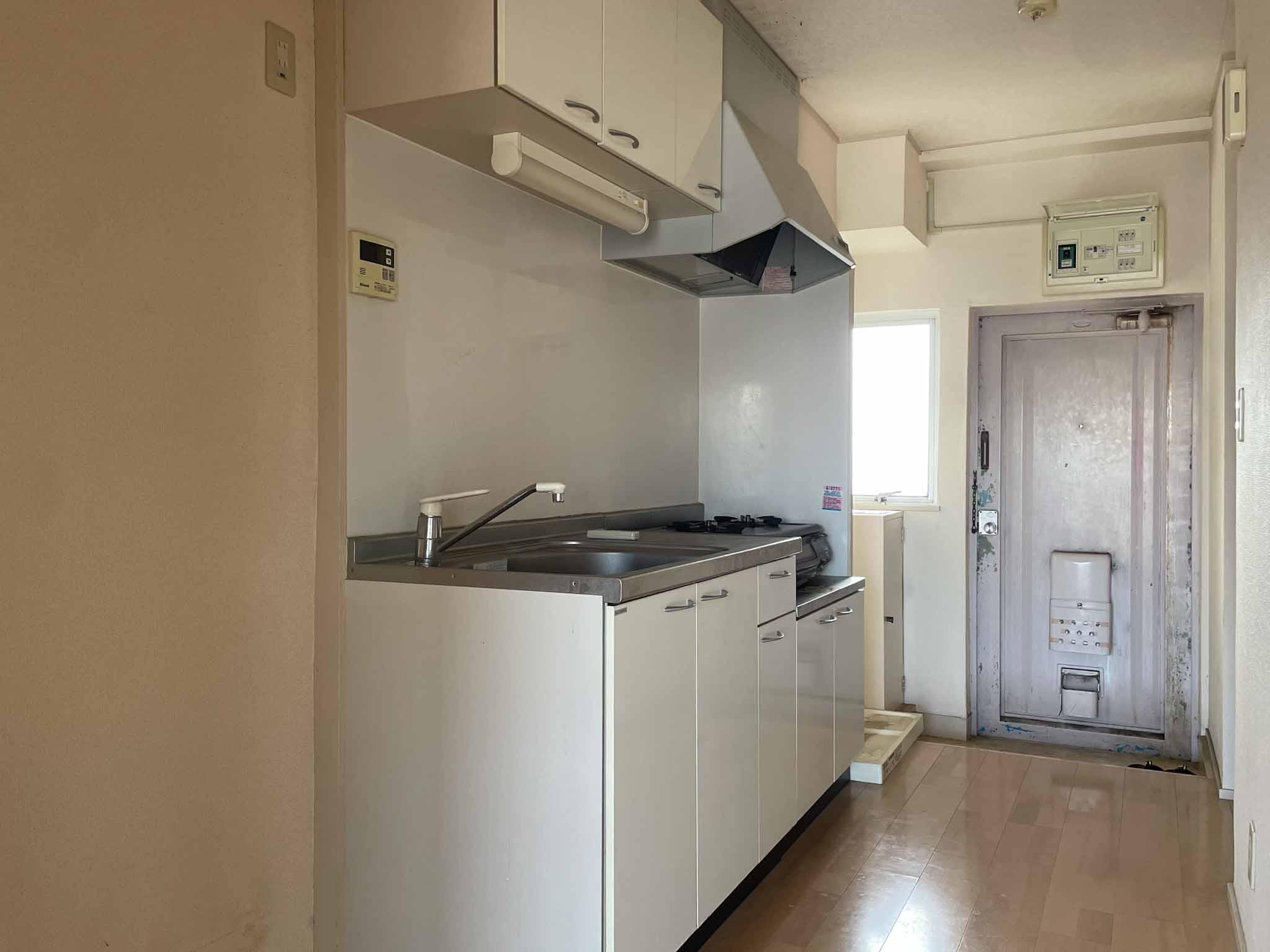 杉並区和泉の賃貸物件/キッチンスペース。冷蔵庫などの家電は左側にまとめて置けます