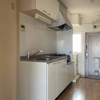 杉並区和泉の賃貸物件/キッチンスペース。冷蔵庫などの家電は左側にまとめて置けます