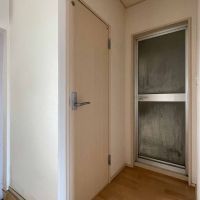 杉並区和泉の賃貸物件/脱衣スペース。正面が浴室、左のドアがトイレです