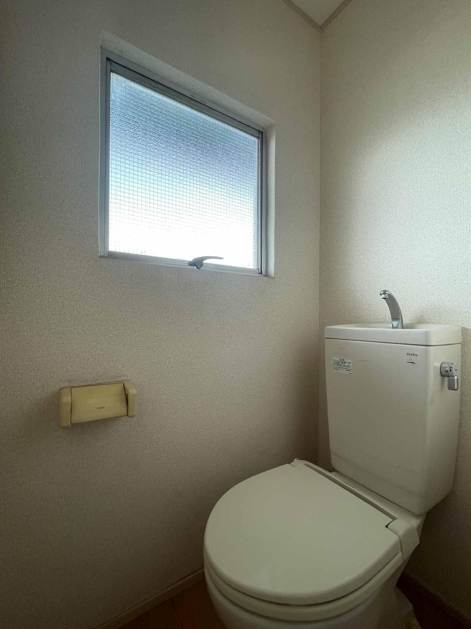杉並区和泉の賃貸物件/トイレ。窓の外は共用部