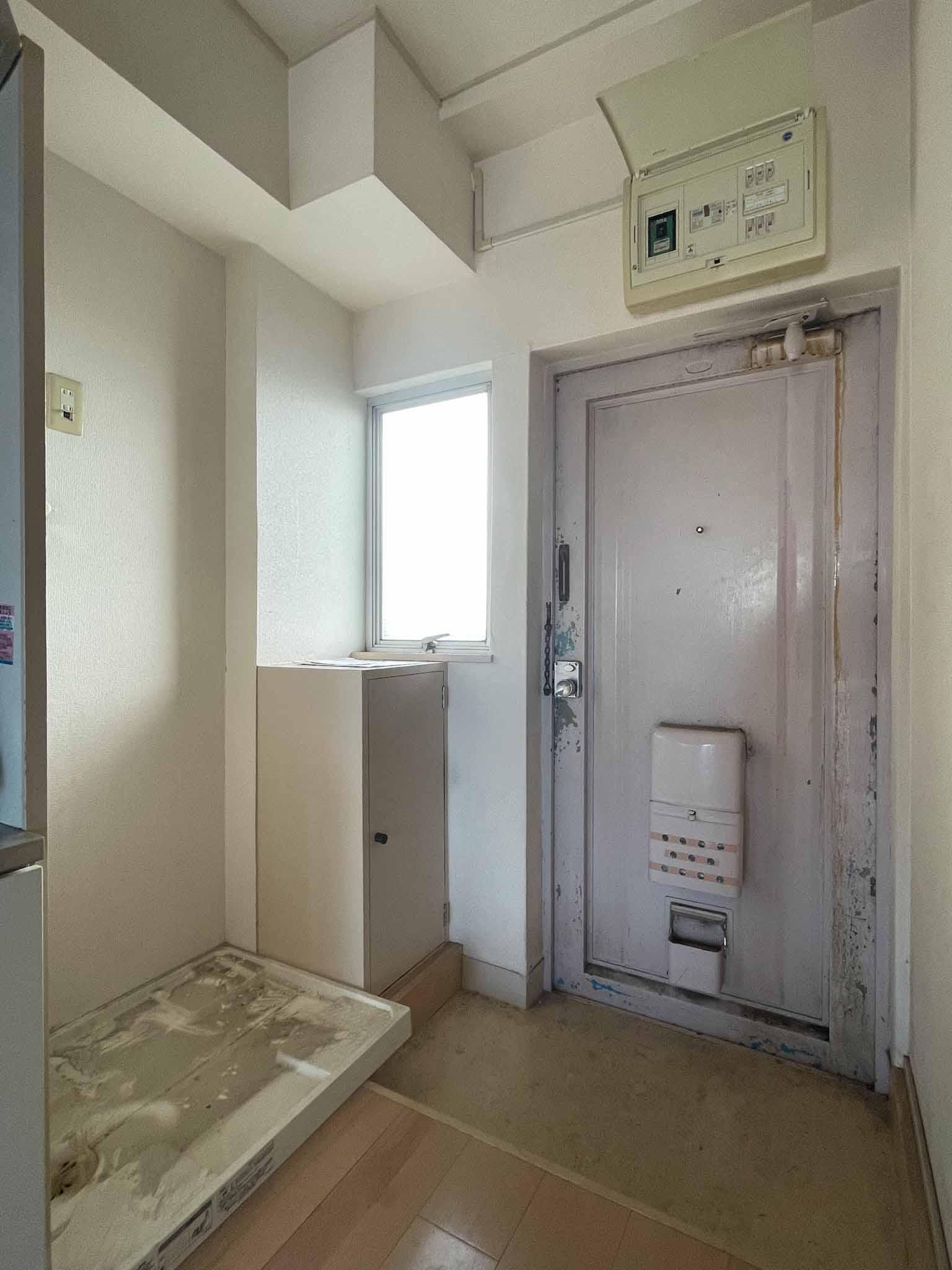 杉並区和泉の賃貸物件/玄関。横に洗濯機置き場