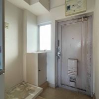 杉並区和泉の賃貸物件/玄関。横に洗濯機置き場