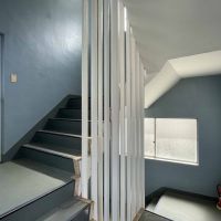 杉並区和泉の賃貸物件/幅の広い階段室。無理なく人とすれ違えるし、搬入できない家具もなさそう