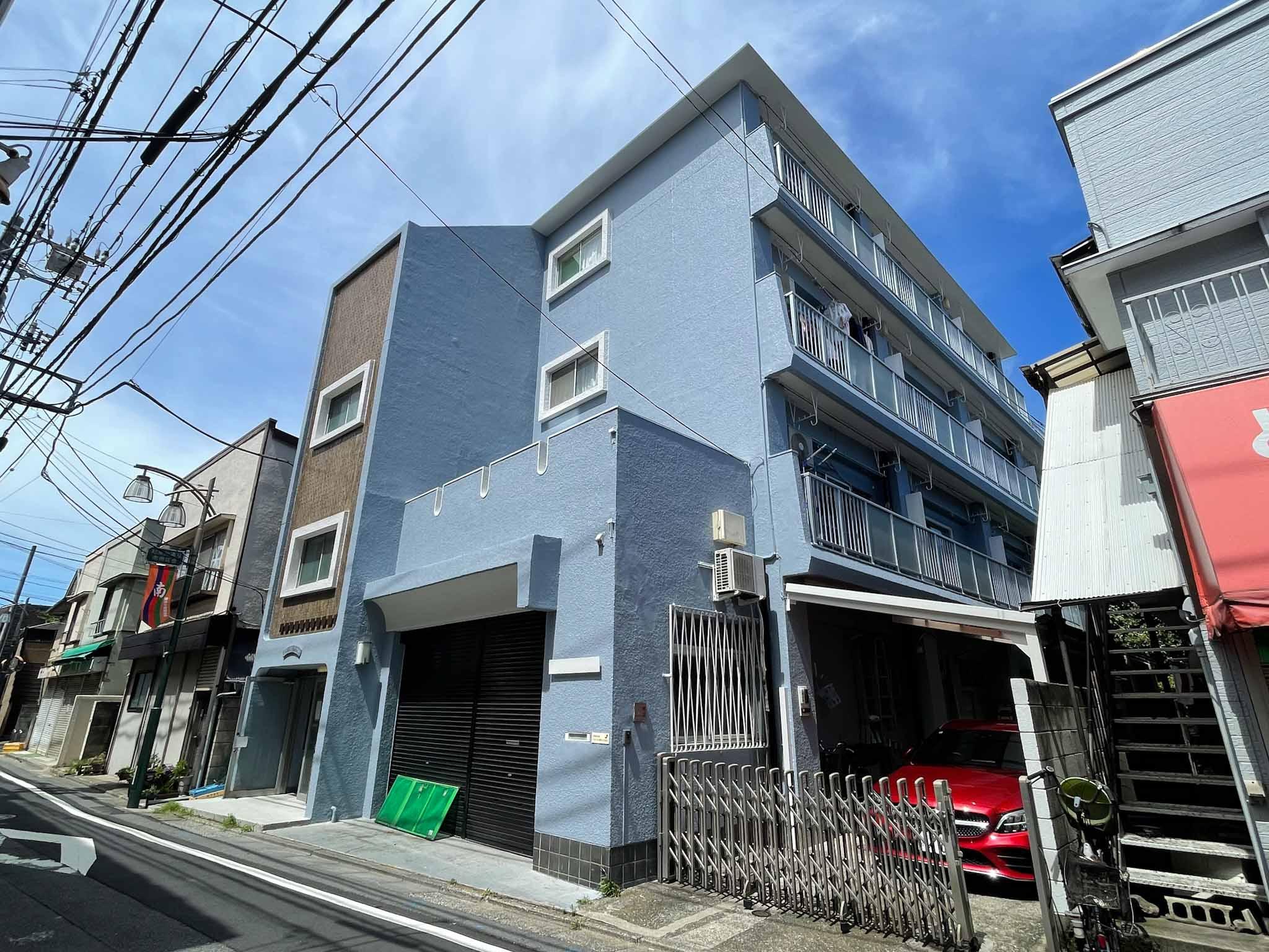 杉並区和泉の賃貸物件/外観は青空より少し控えめなライトブルー