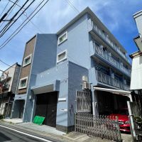 杉並区和泉の賃貸物件/外観は青空より少し控えめなライトブルー