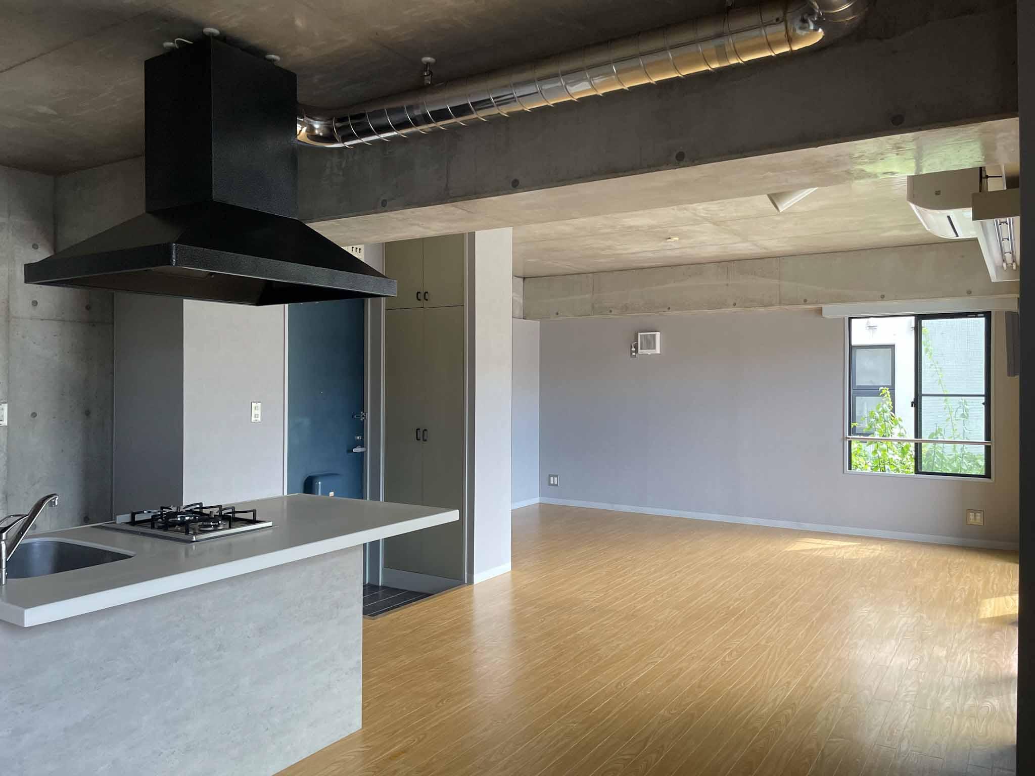 三鷹市井の頭の賃貸物件/南に向かって。太いコンクリートの梁が東西に通っています