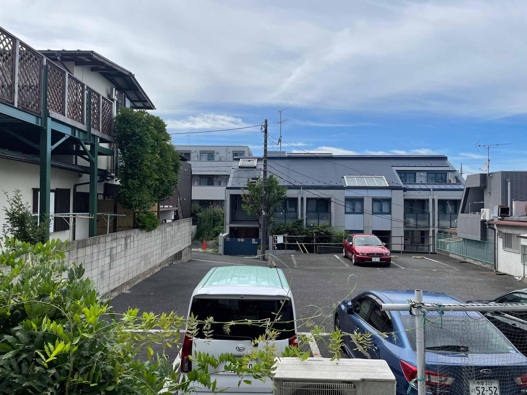 三鷹市井の頭の賃貸物件/西側の窓の外は駐車場で抜け、があります