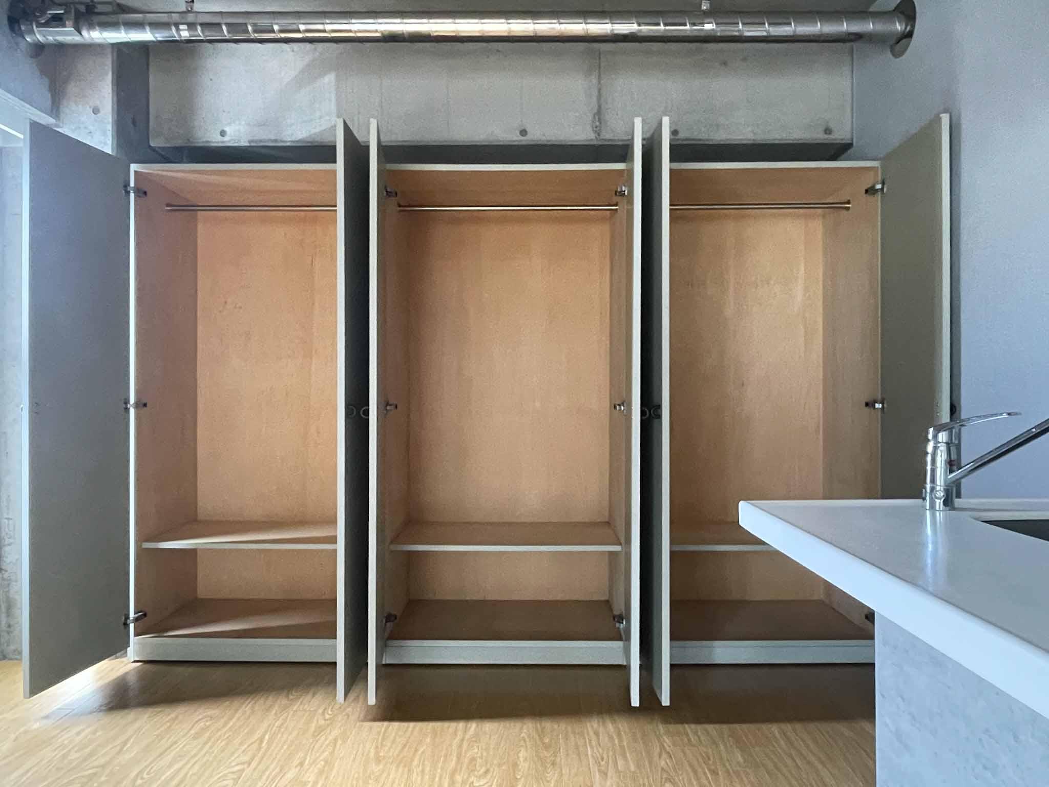 三鷹市井の頭の賃貸物件/3つのクローゼットは可動式。軽い力で動かせます