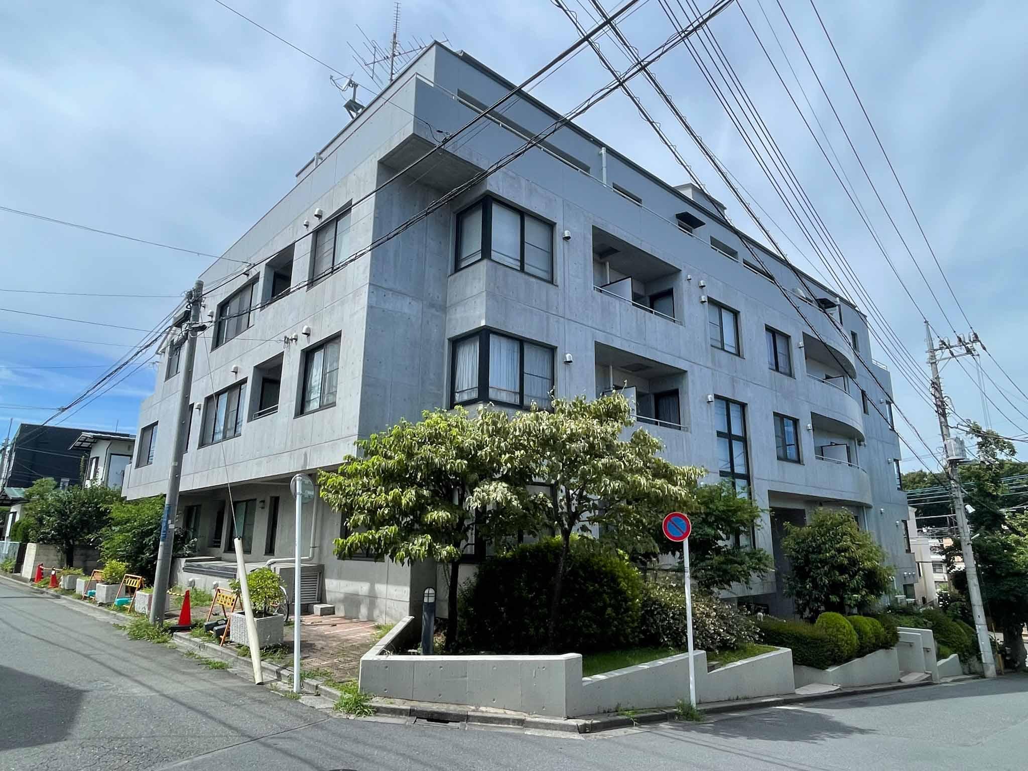三鷹市井の頭の賃貸物件/外観。角に池を設けるという贅沢っぷり。1階のテナントには内科と歯科のクリニックがあります