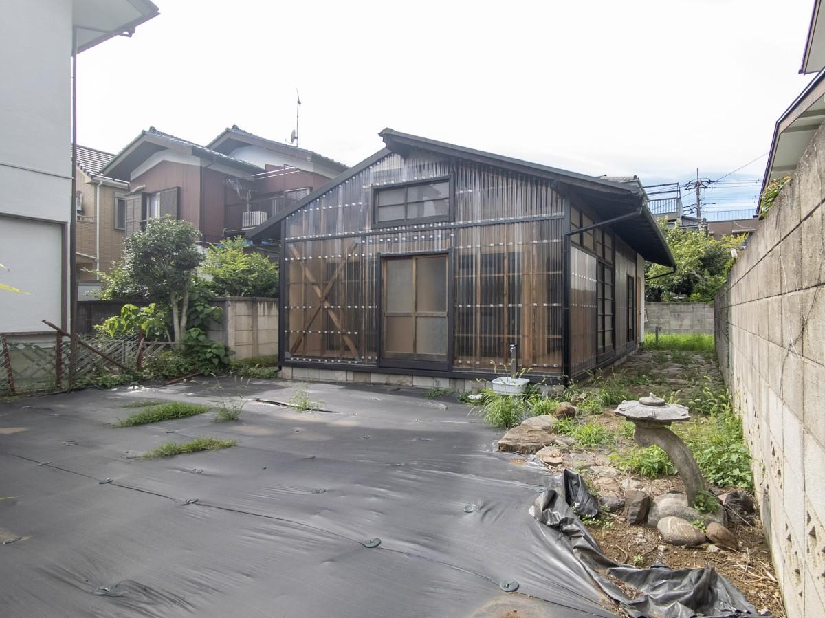 練馬区大泉学園町の賃貸物件/裏には広い庭があります。大体15畳くらいの広さ。