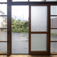 練馬区大泉学園町の賃貸物件/庭に面したガラス窓。型ガラスが綺麗。
