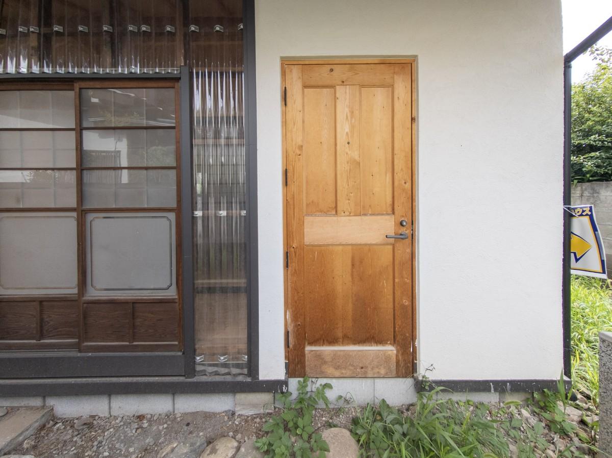 練馬区大泉学園町の賃貸物件/玄関ドアはシンプルながらも、ちょっとモダン。