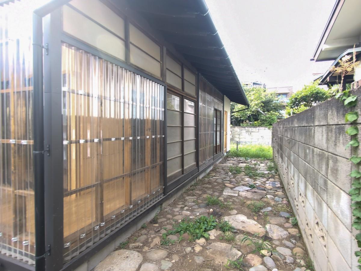 練馬区大泉学園町の賃貸物件/ドア横には懐かしい雰囲気の石畳。