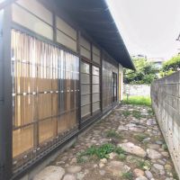 練馬区大泉学園町の賃貸物件/ドア横には懐かしい雰囲気の石畳。