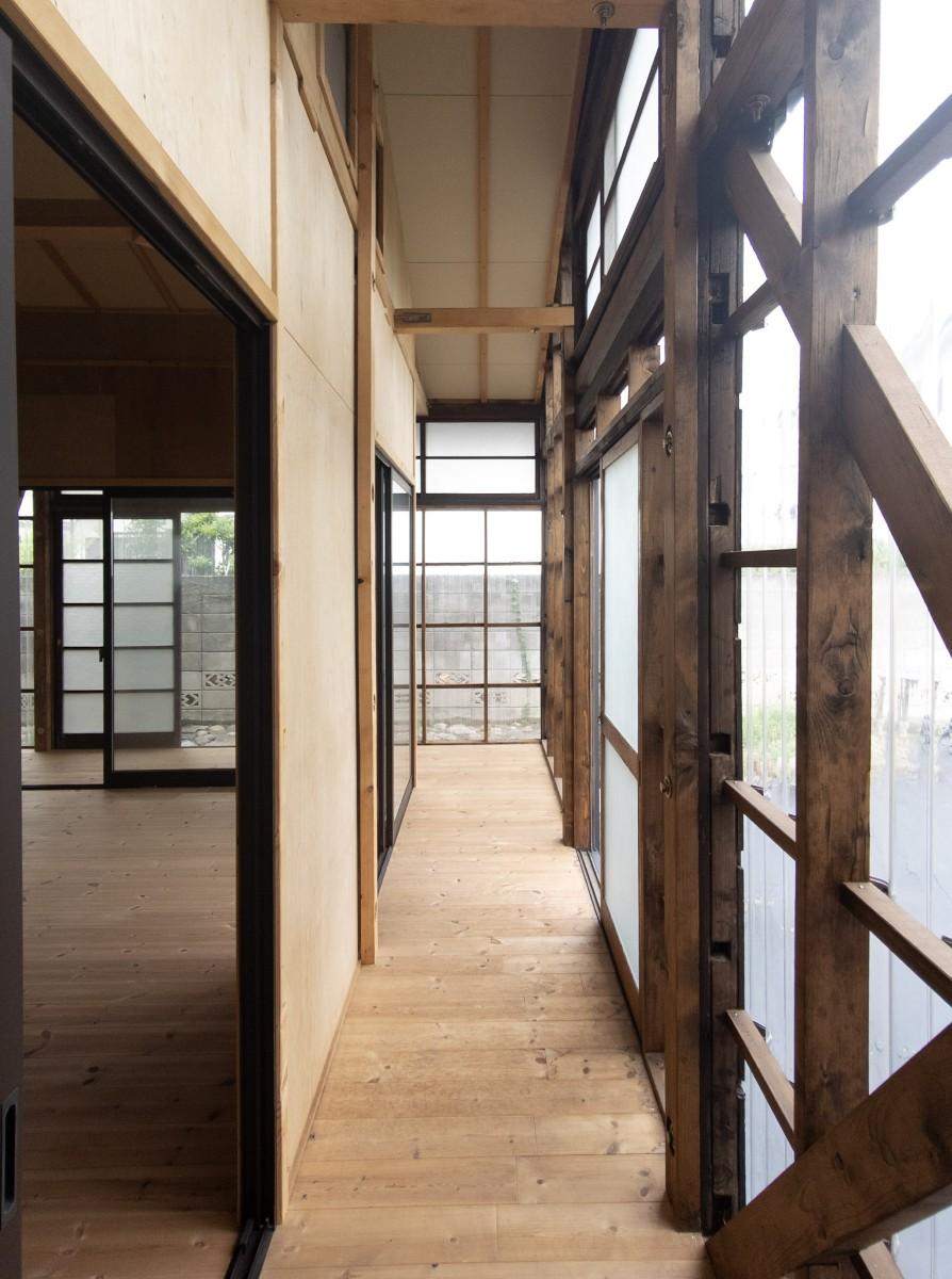 練馬区大泉学園町の賃貸物件/庭側の縁側。古材と新材のコントラスト。

