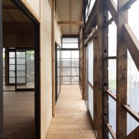 練馬区大泉学園町の賃貸物件/庭側の縁側。古材と新材のコントラスト。
