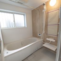 練馬区大泉学園町の賃貸物件/新しくなったバスルーム。窓付きで採光･換気良好。

