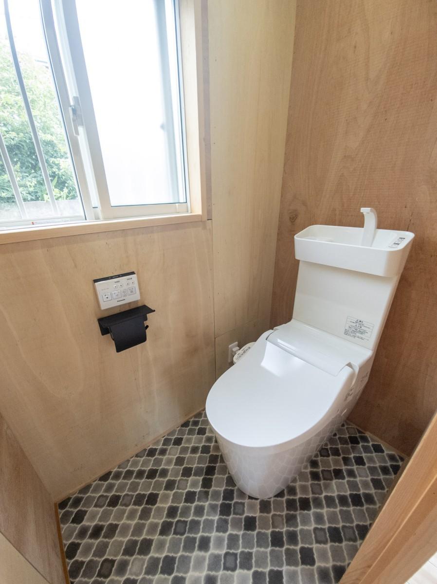 練馬区大泉学園町の賃貸物件/トイレの床はタイル風クッションフロア。（タイル敷きじゃないのはちょっと残念ですが、冬は足がひんやりしないメリットも。）

