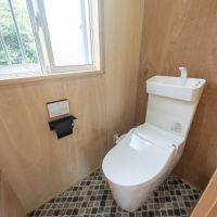 練馬区大泉学園町の賃貸物件/トイレの床はタイル風クッションフロア。（タイル敷きじゃないのはちょっと残念ですが、冬は足がひんやりしないメリットも。）

