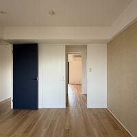 杉並区上井草の賃貸物件/7.4帖の洋室。リビングまで通り抜けができるウォークスルークローゼット付き（602号室）