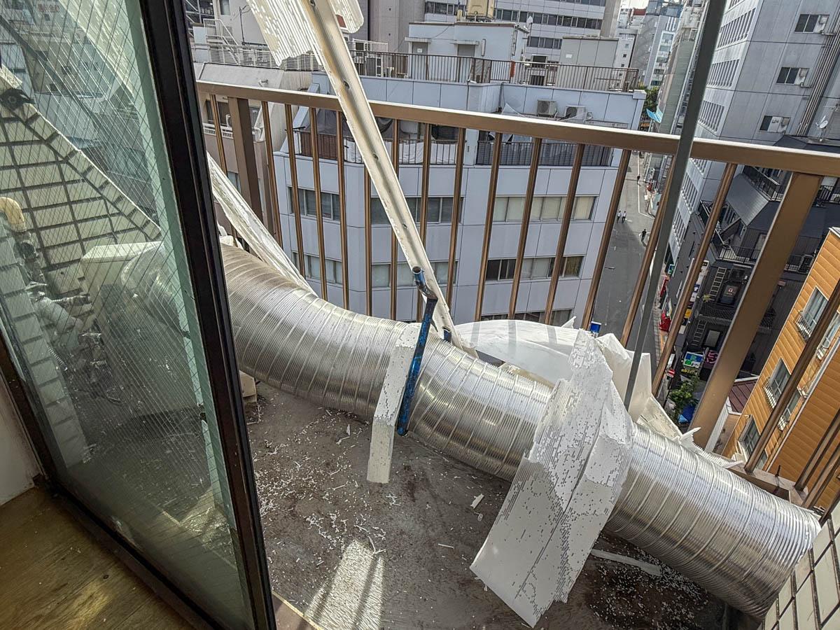 新宿区新宿の賃貸物件/バルコニー。排気ダクトなどは撤去の予定